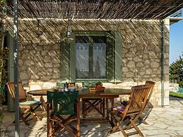 Charming, Warm Vacation Home, Private Pool, Privacy and Seaview, West 