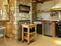 Charming, Warm Vacation Home, Private Pool, Privacy and Seaview, West 