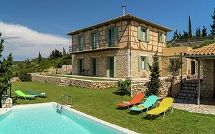 Charming, Warm Vacation Home, Private Pool, Privacy and Seaview, West 