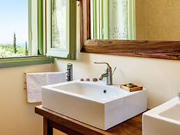 Charming, Warm Vacation Home, Private Pool, Privacy and Seaview, West 