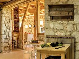 Charming, Warm Vacation Home, Private Pool, Privacy and Seaview, West 