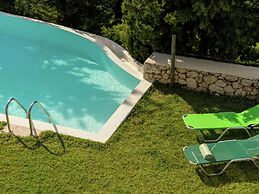 Charming, Warm Vacation Home, Private Pool, Privacy and Seaview, West 