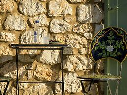 Charming, Warm Vacation Home, Private Pool, Privacy and Seaview, West 