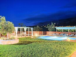Luxurious Villa With Swimming Pool in Kavallos Greece