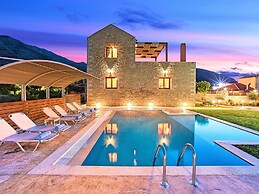 Luxurious Villa With Swimming Pool in Kavallos Greece