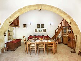 Lovely Holiday Home in Kalamitsi Alexandrou With Pool