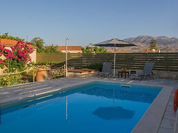 Lovely Holiday Home in Kalamitsi Alexandrou