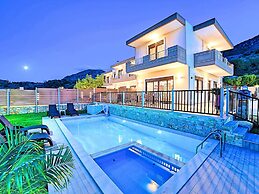 2 Villas Next to Each Other with Pool & Sea View