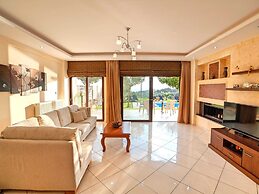 3 Villas Next to Each Other with Pool & Sea View