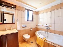 3 Villas Next to Each Other with Pool & Sea View