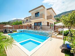 3 Villas Next to Each Other with Pool & Sea View