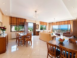 3 Villas Next to Each Other with Pool & Sea View