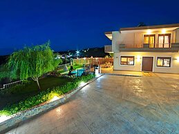 3 Villas Next to Each Other with Pool & Sea View