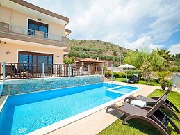 3 Villas Next to Each Other with Pool & Sea View