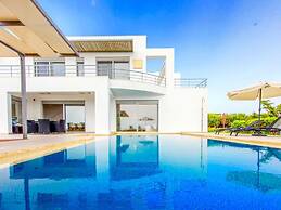 Sparkling Villa in Acrotiri with Private Pool near Sea Beach