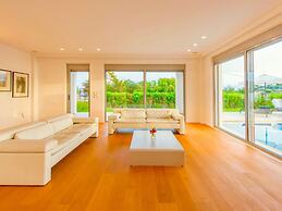 Sparkling Villa in Acrotiri with Private Pool near Sea Beach