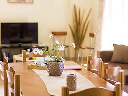 Villa on Hillside, Private Pool, Fantastic Views to bay of Bali and Mo