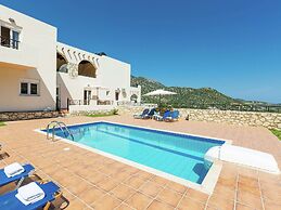 Villa on Hillside, Private Pool, Fantastic Views to bay of Bali and Mo