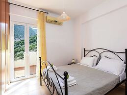 Villa on Hillside, Private Pool, Fantastic Views to bay of Bali and Mo