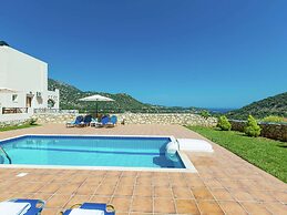 Villa on Hillside, Private Pool, Fantastic Views to bay of Bali and Mo