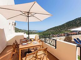 Villa on Hillside, Private Pool, Fantastic Views to bay of Bali and Mo