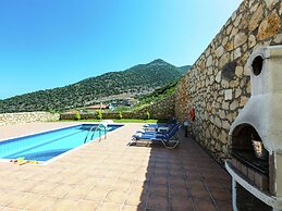 Villa on Hillside, Private Pool, Fantastic Views to bay of Bali and Mo