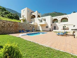 Villa on Hillside, Private Pool, Fantastic Views to bay of Bali and Mo