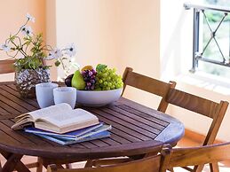 Villa on Hillside, Private Pool, Fantastic Views to bay of Bali and Mo