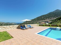 Villa on Hillside, Private Pool, Fantastic Views to bay of Bali and Mo