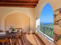 Villa on Hillside, Private Pool, Fantastic Views to bay of Bali and Mo