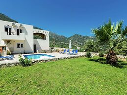 4 Indepent Villas in Bali With Pool and Seaview for Groups up to 28 Pe