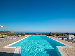 Luxury Villa Near Sea in Kalithies with Hot Tub