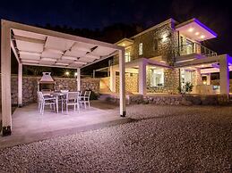 Villa in Kalythie With Pool