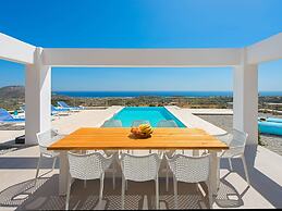 Beautiful Villa With Infinity Pool and sea View