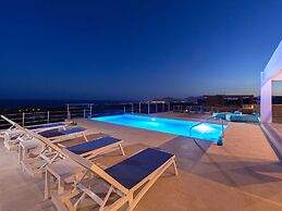 Beautiful Villa With Infinity Pool and sea View