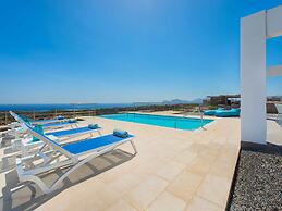 Beautiful Villa With Infinity Pool and sea View