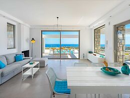 Beautiful Villa With Infinity Pool and sea View