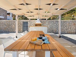 Beautiful Villa With Infinity Pool and sea View