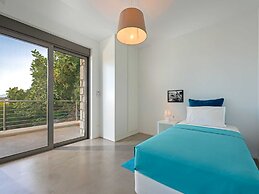 Beautiful Villa With Infinity Pool and sea View