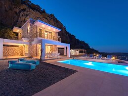 Beautiful Villa With Infinity Pool and sea View