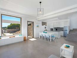 Beautiful Villa With Infinity Pool and sea View