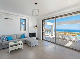 Beautiful Villa With Infinity Pool and sea View