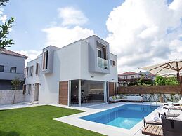 Luxurious Villa With Private Pool and Garden