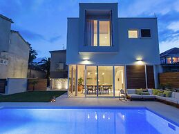 Luxurious Villa With Private Pool and Garden