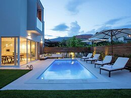 Luxurious Villa With Private Pool and Garden