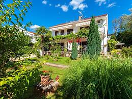 Spacious Holiday Home near Sea