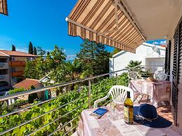 Spacious Holiday Home near Sea