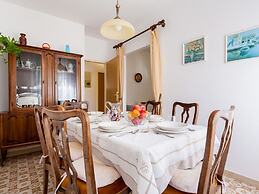 Spacious Holiday Home near Sea