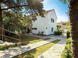 Spacious Holiday Home near Sea