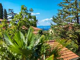 Spacious Holiday Home near Sea